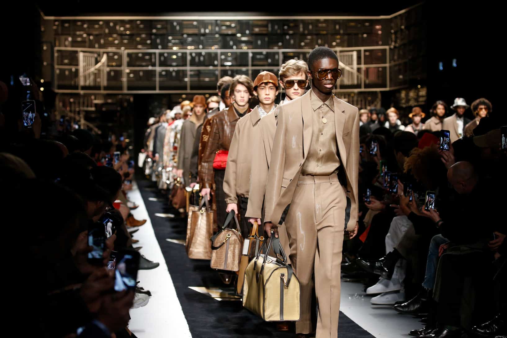 FENDI カールラガーフェルド　ミンクカフス フェンディ、カール・ラガーフェルドの功績をアップデートしたポップな